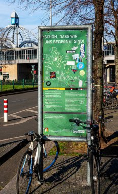 Bilgi işareti, Nollendorfplatz 'da buluşma bölgesi, Berlin, Almanya