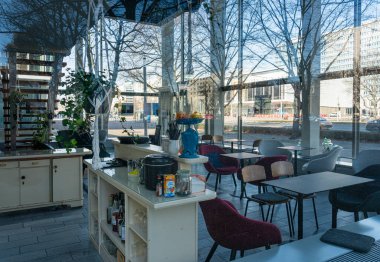 Camdan Karl-Marx-Allee, Berlin, Almanya 'daki boş Cafe Babette' e bakıyorum.