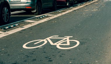Berlin Mitte, Almanya 'daki Lichtenberger Caddesi' nde bisikletçiler için özel şeritler