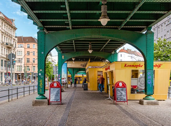 德国柏林Eberswalder Strasse U站的公路交通 — 图库照片