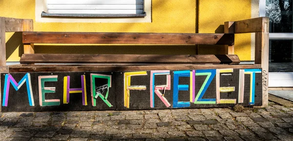 德国柏林幼稚园的一张木制长椅上写着五颜六色的信 — 图库照片