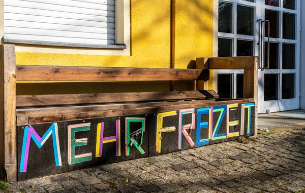 Bunte Buchstaben Auf Einer Holzbank Berliner Kindergarten — Stockfoto