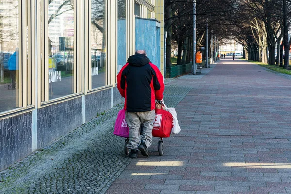 Hajléktalan Idős Táskák Tele Visszaváltható Palackok Berlin Németország — Stock Fotó