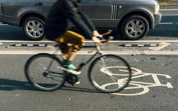 柏林密特省Lichtenberger Strasse的骑自行车者专用车道 — 图库照片