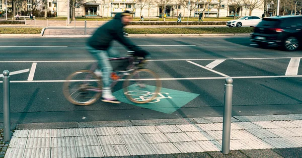 ドイツ ベルリンのライヒテンベルガー通りにある自転車専用レーン Mitte Germany — ストック写真