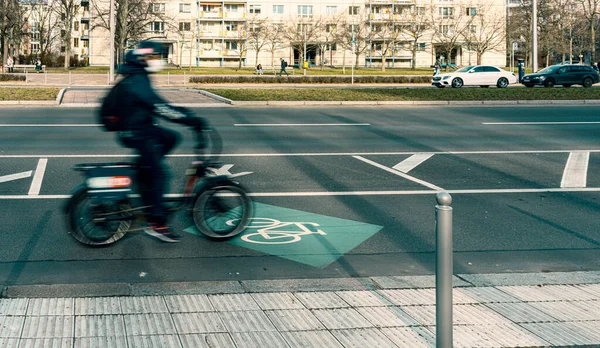 ドイツ ベルリンのライヒテンベルガー通りにある自転車専用レーン Mitte Germany — ストック写真