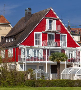 Parlak kırmızı cepheli misafir evi, Berlin, Almanya