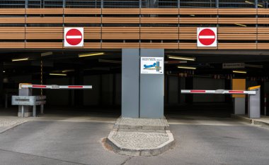 Şehirdeki bir otoparktan çık.