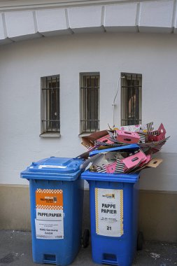 Kamu arazisi, Berlin, Almanya 'da kağıt atıkları için çöp kutuları
