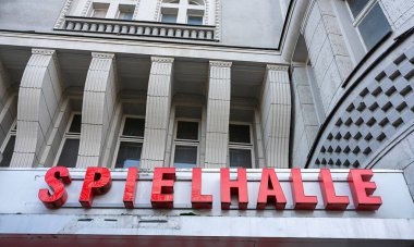 Atari salonu, girişte reklam, Berlin, Almanya