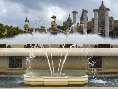 Montjuic, Barcelona, Katalonya, İspanya 'daki Ulusal Katalonya Müzesi' nin önündeki çeşme.
