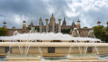 Montjuic, Barcelona, Katalonya, İspanya 'daki Ulusal Katalonya Müzesi' nin önündeki çeşme.