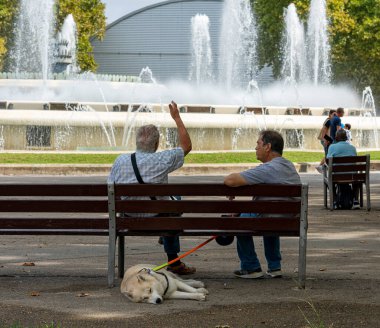 Montjuic, Barcelona, Katalonya, İspanya 'daki Ulusal Katalonya Müzesi önünde yaşlılar konuşuyor.