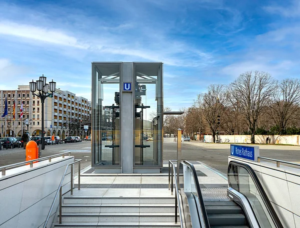 Berlin Almanya Daki Rathaus Metro Istasyonunda Çalışıyor — Stok fotoğraf