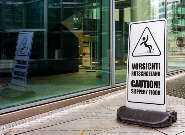 Informação Sinal Cautela Perigo Escorregar Berlim Alemanha — Fotografia de Stock