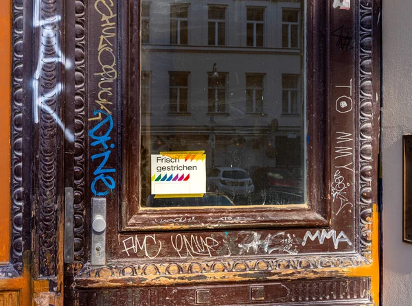 Informationsetikett Gammal Ytterdörr Berlin Tyskland — Stockfoto