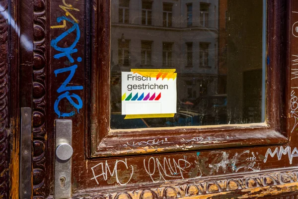 德国柏林一个旧前门的信息标签 — 图库照片