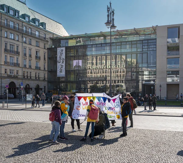 Children Demonstrate More Respect Front Brandenburg Gate — Stock Photo, Image