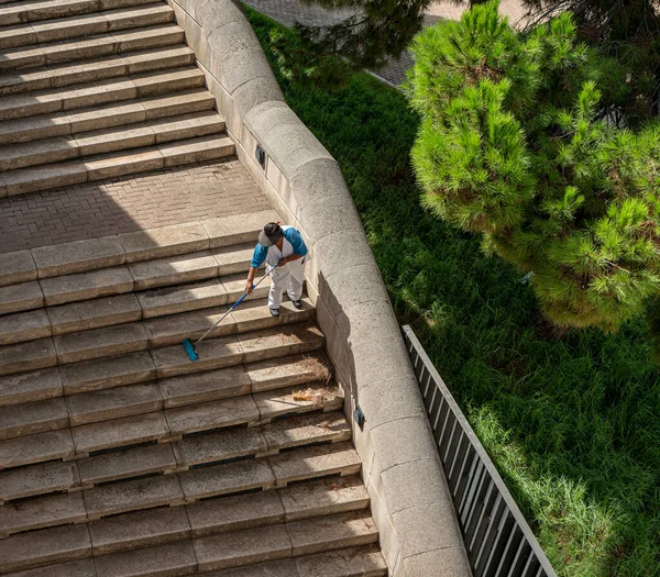 Літня Жінка Чистить Сходи Олімпійському Парку Ллуїс Компаньїс Барселона Каталонія — стокове фото