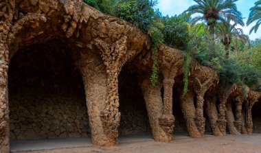 Bir yaya köprüsü sütununda, mimar Antoni Gaudi, Park Guell, Barselona, Katalonya, İspanya,