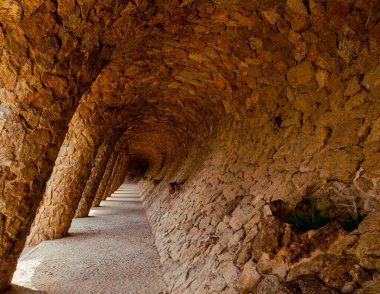 Bir yaya köprüsü sütununda, mimar Antoni Gaudi, Park Guell, Barselona, Katalonya, İspanya,