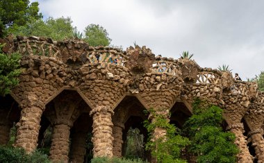 Bir yaya köprüsü sütununda, mimar Antoni Gaudi, Park Guell, Barselona, Katalonya, İspanya,