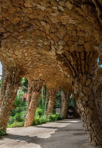 Kolumna Mostu Dla Pieszych Architekt Antoni Gaudi Park Guell Barcelona — Zdjęcie stockowe