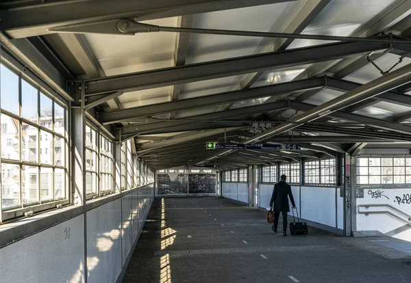 Viaggiatori Ponte Collegamento Alla Stazione Ferroviaria Ostkreuz Friedrichshain Berlino Germania — Foto Stock