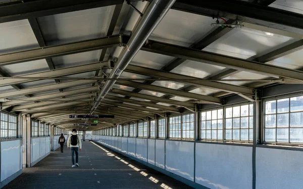 德国柏林弗里德里希沙因Ostkreuz火车站连接大桥的旅客 — 图库照片