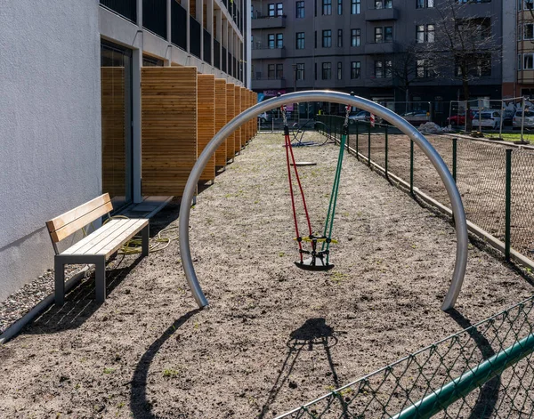 Moderne Kinderschaukel Vorgarten Friedrichshain Berlin Deutschland — Stockfoto
