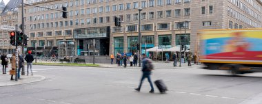 Yol trafiği Unter den Linden, Berlin, Almanya