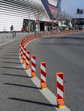 Yol trafiğinde özel kullanım, bisikletçiler, Friedrichshain, Berlin, Almanya için uyarı fenerleriyle korunan şeritler
