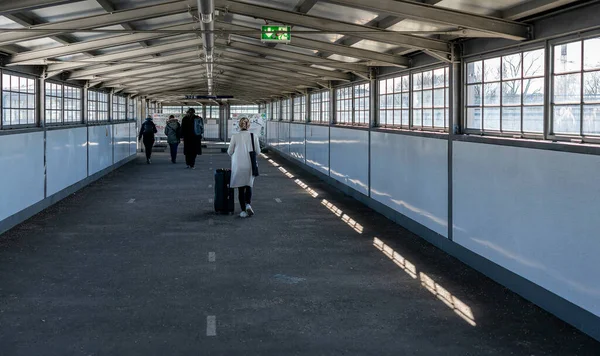 Viaggiatori Ponte Collegamento Alla Stazione Ferroviaria Ostkreuz Friedrichshain Berlino Germania — Foto Stock