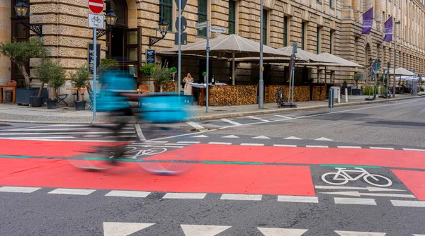 Röd Särskild Körfält För Cyklister Charlottenstrasse Berlin Mitte Tyskland — Stockfoto