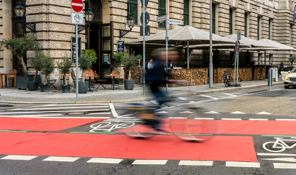 德国柏林 密特省夏洛特大街 供骑自行车者使用的红色专用车道 — 图库照片