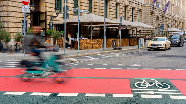 德国柏林 密特省夏洛特大街 供骑自行车者使用的红色专用车道 — 图库照片