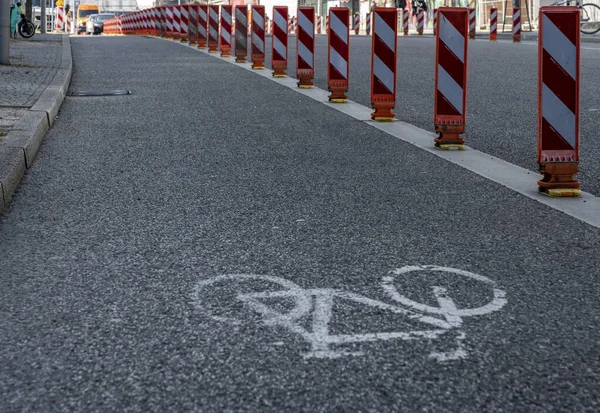 Besonderer Einsatz Straßenverkehr Mit Warnbaken Geschützte Fahrstreifen Für Radfahrer Friedrichshain — Stockfoto