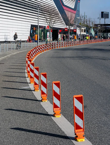 在公路交通中的特殊用途 为骑自行车者提供带有警告信标的车道 弗里德里希沙因 德国柏林 — 图库照片