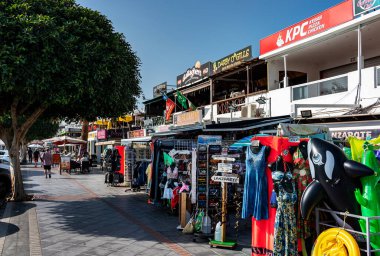 Deniz kenarındaki mağazalar ve restoranlar Avenida de las Playas, Puerto del Carmen, Lanzarote, Kanarya Adaları, İspanya