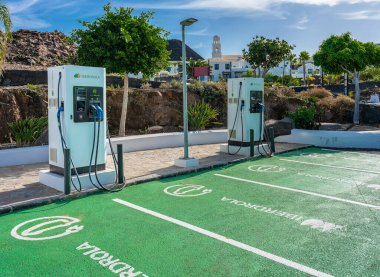 Iberdrola elektrikli araba şarj istasyonu olan yeşil park alanı, Lanzarote, Kanarya Adaları, İspanya