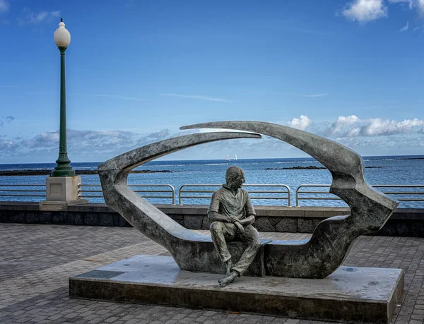 Foto Uma estátua de um cavalo-marinho na frente de um corpo de água –  Imagem de Puerto vallarta