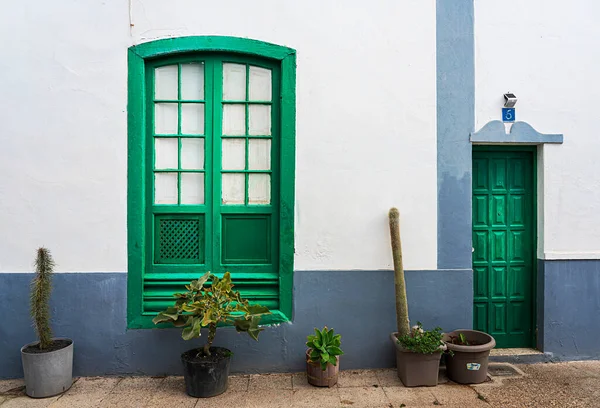 Façade Détaillée Portes Fenêtres Sur Les Immeubles Appartements Teguise Lanzarote — Photo