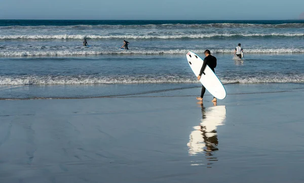 Surfistas Playa Playa Famara Lanzarote Islas Canarias España 2022 Noviembre — Foto de Stock