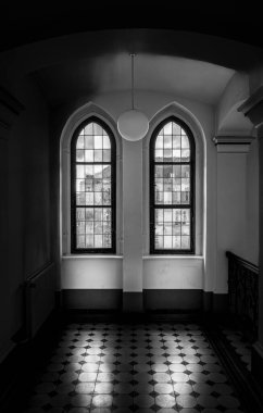 Siyah beyaz fotoğraf, eski koridor, Berlin, Almanya