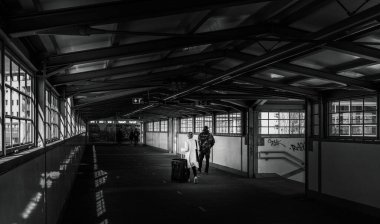 Siyah beyaz fotoğraf, Ostkreuz tren istasyonunda gezginler, Friedrichshain, Berlin, Almanya