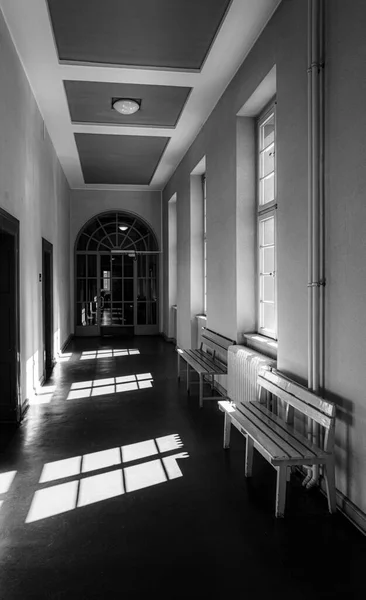 德国柏林斯潘道市政厅楼梯井的黑白摄影 — 图库照片