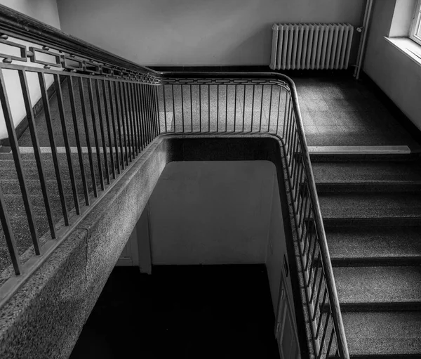德国柏林斯潘道市政厅楼梯井的黑白摄影 — 图库照片