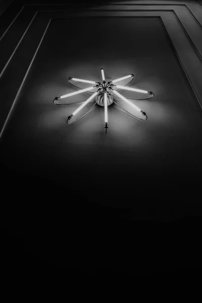 Черно Белая Фотография Ностальгический Потолок Неоновыми Трубками Берлин Германия — стоковое фото