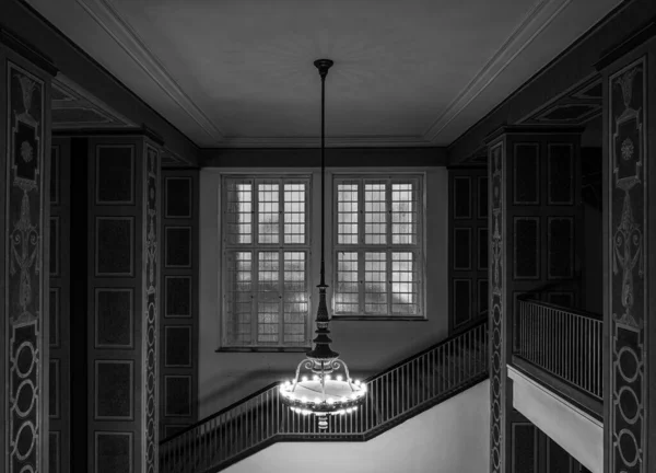 黑白摄影 带有霓虹灯管的怀旧天花板灯 德国柏林 — 图库照片