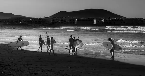 Fotografía Blanco Negro Surfistas Playa Playa Famara Lanzarote Islas Canarias — Foto de Stock